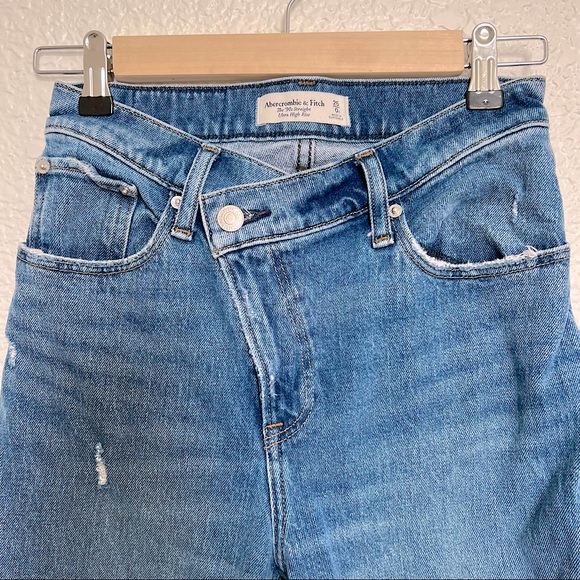 Abercrombie & Fitch Ultra High Rise 90s Straight Jean - Picture 2 of 5